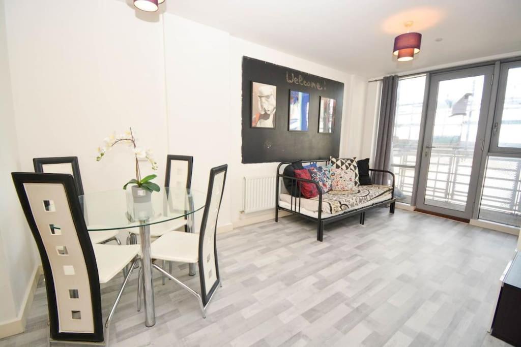 Giogio - Comfortable Stratford Flat With Stunning Views Apartamento Londres Exterior foto